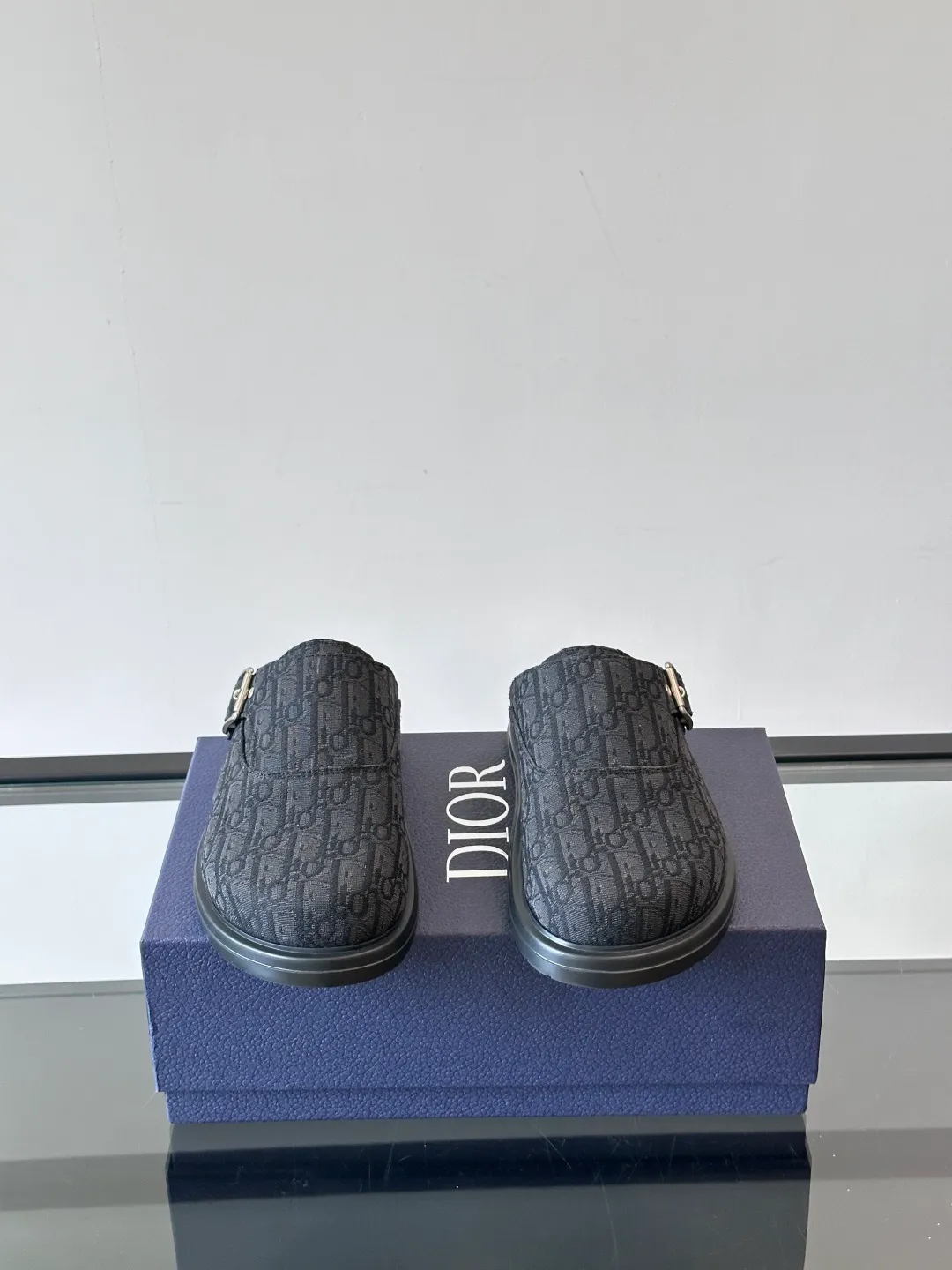 P360 Dior's new mules are new. I think closed-toe mules are really cool for boys. They are Dior's most classic oblique print and are fashionable and comfortable. These Dior Aqua mules combine modern style and classic design. Beige and black Oblique printed fabric upper with adjustable straps and a metal-clad copper alloy Dior buckle for added style. Paired with black leather, rubber and EVA notch soles, they can be easily paired with a variety of casual outfits. size: 38-45 (38.45 customized) No. 004